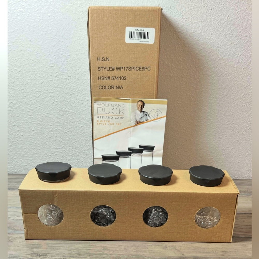 Wolfgang Puck NEW Set of 4 Glass Spice Jars with Black Screw‎ Top Lids